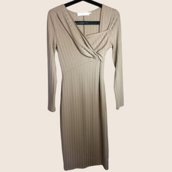 🍦 SMALL TWIST FRONT RIBBED BODYCON MIDI DRESS OATMEAL CREAM ASTR THE LABEL - Picture 2 of 7